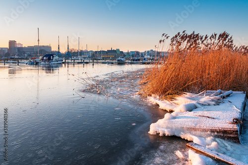 Blick über die Warnow auf Rostock im Winter