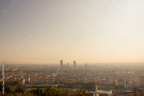 ville de Lyon en France sous la canicule et la pollution