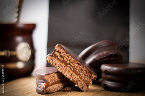 Alfajores de dulce de leche y chocolate