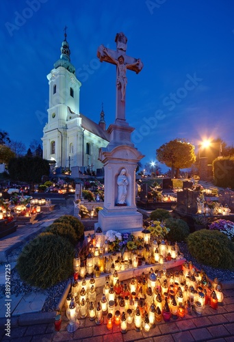 Cmentarz w nocy, dzień zaduszny, święto zmarłych