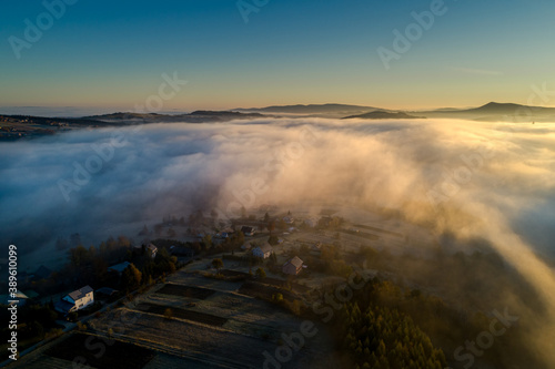 Gęsta mgła, widok z drona, wschód słońca, Małopolska, Nowy Sącz, sądecczyzna