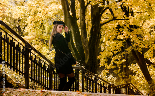 sesja w parku piękna modelka brunetka jesień seksowna kobieta dziewczyna brown tones