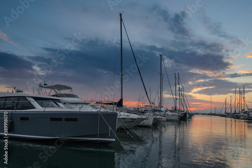 Lujoso yate amarrado en el puerto deportivo al anochecer