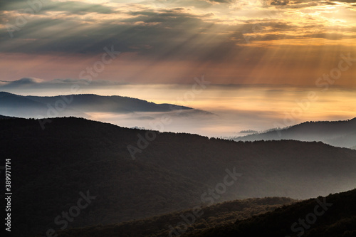 Bieszczadzkie szczyty oświetlone porannymi promieniami słońca, Bieszczady, Polska