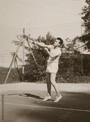 FOTO ANTICA CON RAGAZZO GIOCANDO A TENNIS