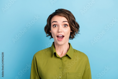 Photo portrait of surprised amazed shocked young woman wearing clothes starring with opened mouth isolated on blue color background