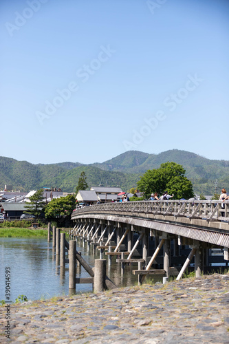 Pont en bois a Kyoto avec la ville en fond