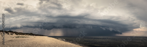 Panorama: burzowa chmura nad Bałtykiem.