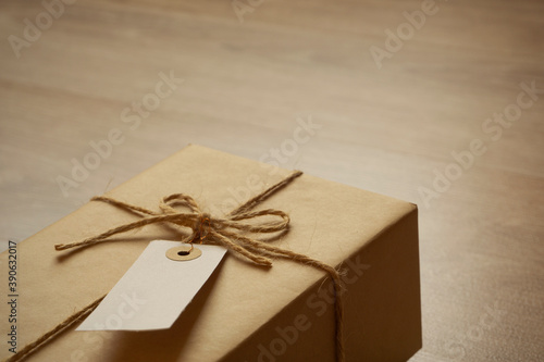 Tagged parcel on the table. Luggage, gift, parcel, delivery service, sending, receiving, etc. テーブルの上の小包。荷物、贈り物、配達、送る、受け取る