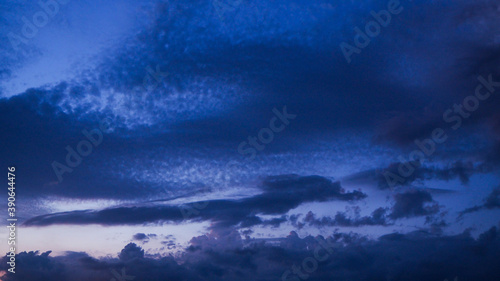 Ciel instable, pommelé de cirrocumulus, pendant l'heure bleue