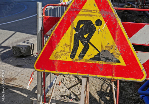 Segnaletica stradale: lavori in corso, prestare attenzione. 