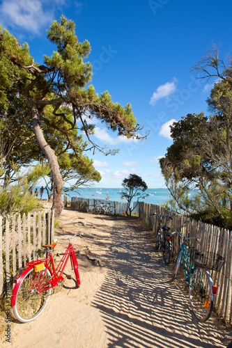 Vélo en bord de mer sur les plages de l'île de Noirmoutier en Vendée.