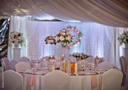 Przygotowanie wesela w stylu eleganckim, romantycznym z kwiatami (piwonie), napisaem LOVE.