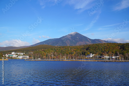 秋の白樺湖と蓼科山