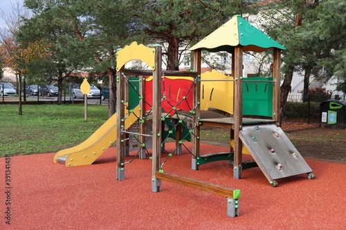 Jeux extérieurs pour enfants dans un parc, toboggan et filet d'escalade, ville de Corbas, département du Rhône, France