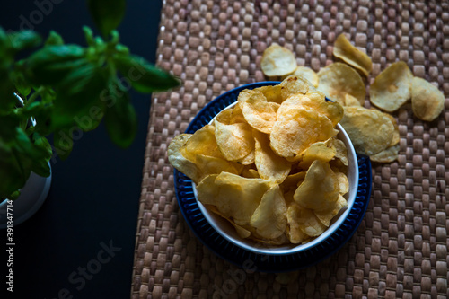 Rozsypane chipsy w miseczce