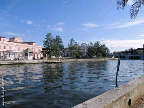 Imagen del canal principal de la ciudad de Aveiro en Portugal. El Canal Central de la Ría de Aveiro proporciona una hermosa forma de descubrir Aveiro, conocida como la Venecia de Portugal.