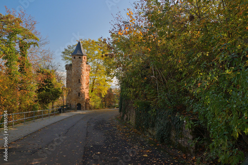 Der Ruprechtsturm im herbstlichen Oppenheim am Rhein