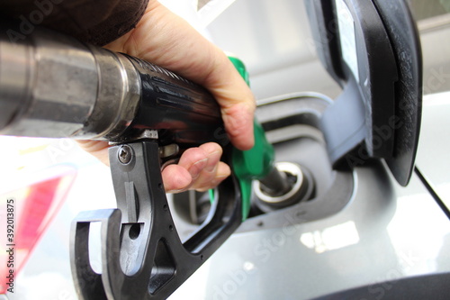 Fare rifornimento di carburante alla stazione di servizio per la propria automobile