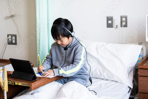 オンラインで勉強をする入院中の男の子