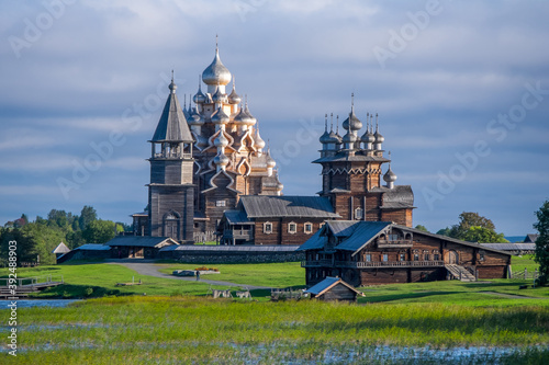 Paisaje e iglesias de madera en la isla de Kizhi, Rusia