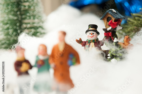 Scène de village en miniature avec le focus sur un bonhomme de neige joyeux