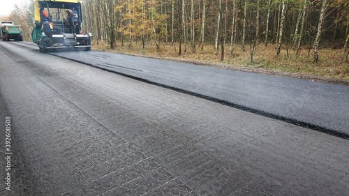 Remont drogi - układanie warstwy wiążącej nawierzchni bitumicznej.