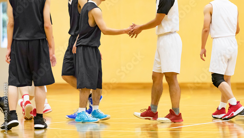 バスケットボールの試合終了後、握手をする選手