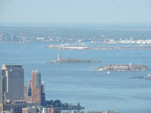 Hermosa vista de la isla Ellis, la estatua de la Libertad, un Crucero y la saliente del rio Hudson desde el rascacielos Empire State de la ciudad de NY, 11-05-2014