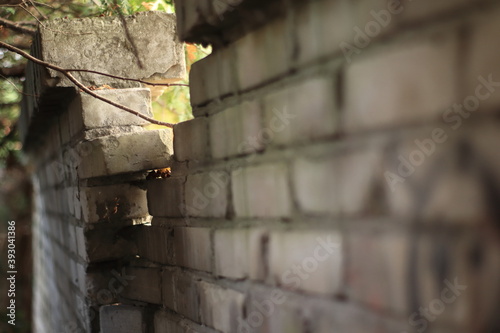 pęknięty stary mur z cegły