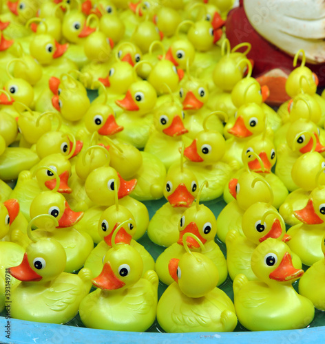 Juego de pesca de patitos de plástico amarillo con premio en una feria, concepto de suerte y habilidad