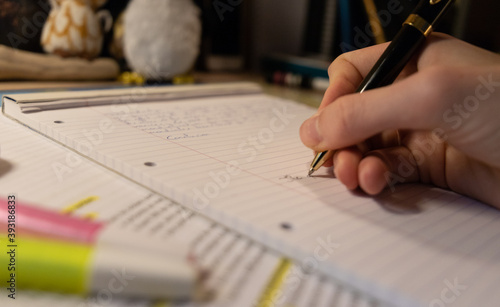 Étudiant travaillant à la maison pendant le confinement - Lycéen en train de prendre des notes