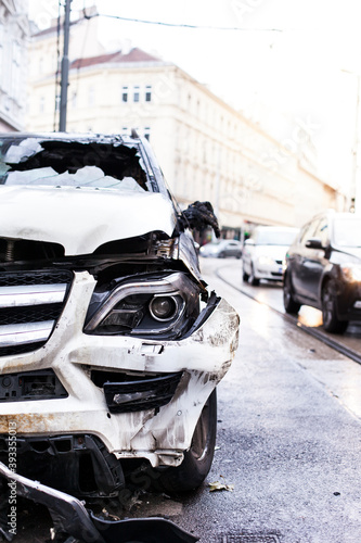 Traffic accident in the city area. Burned out car. Ausgebranntes Auto. Verkehrsunfall im Stadtgebiet.