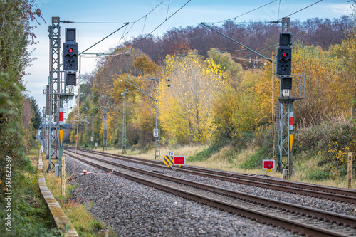 Eisenbahnstrecke mit geerdeter Oberleitung und Signalisation zur Streckensperrung