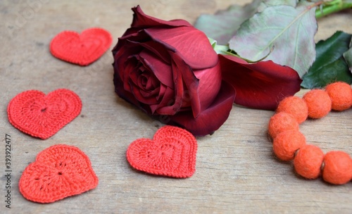 Velvet red rose with hearsts on wooden background romantyczne tło z różą i serduszkami