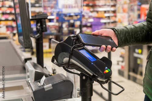 Mobiles bezahlen mit Smartphone im Supermarkt