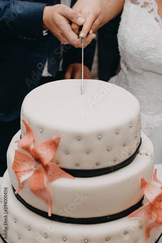 Tort ślubny krojony przez parę młodą na ślubie i weselu