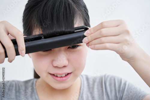 前髪を作る日本人女子中学生