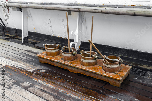 Beczki z miotłami na pokładzie statku 