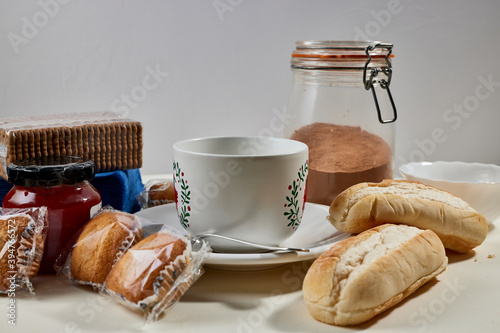 Desayuno con galletas, magdalenas, cacao y pan