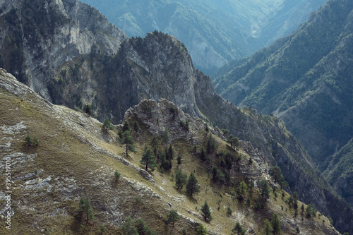 Valle Maira, Cuneo (Italia). Uno sperone roccioso che guarda verso la pianura