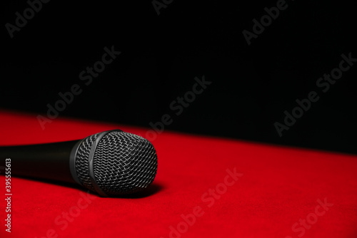 Mikrofon z czerwienią