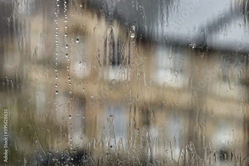 Deszcz spływajacy po szybie okna