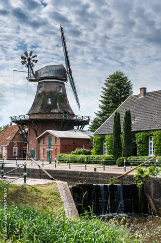 Windmühle, Galerieholländer in Westgroßefehn, Krummhörn, Ostfriesland, Niedersachsen, Deutschland