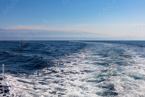 Blick aufs Meer vom Schiff in Kroatien. Welle und Berge mit Wolken am Himmel. Panorama
