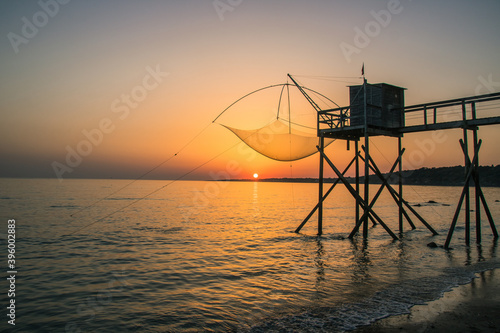 Paysage de la Loire atlantique: coucher de soleil sur les traditionnelles pêcheries de la côte atlantique face à l'océan