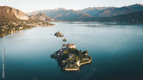 Vista aerea delle Isole Borromee sul lago Maggiore all'alba