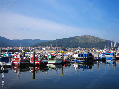 Imagen del bonito y pintoresco puerto pesquero de Muros, villa marinera de Galicia en España. El puerto se llena de un colorido especial cuando están atracados los barcos pesqueros. 