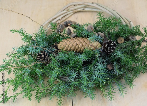 Bożonarodzeniowy stroik z naturalnych gałązek, szyszek Xmas decoration green