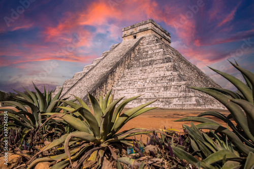 Sunset at the spectacular Chichén Itzá Pyramid in the province of Cancun. Mexico